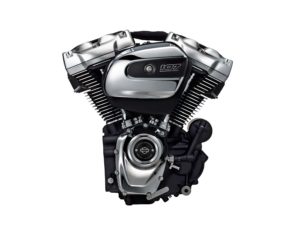 Detailansicht eines Harley-Davidson 107 Milwaukee-Eight Motors mit glänzendem Chrom und schwarzem Gehäuse, ideal für leistungsstarke Motorräder.