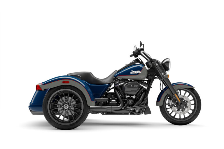 Ein modernes Harley-Davidson Trike in Blau mit schwarzen Felgen, das auf einem weißen Hintergrund abgebildet ist.