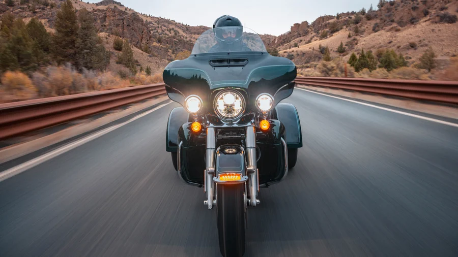 2024_Tri-Glide_Ultra_Features (3) Tri Glide Ultra 2024 FLHTCUTG fahren von vorne