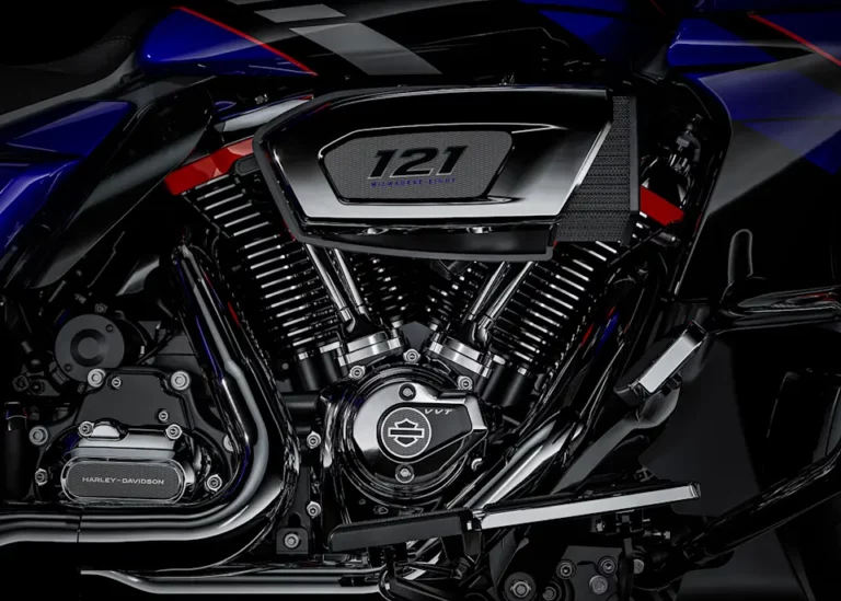 Detailaufnahme des leistungsstarken 121 ccm Motors einer Harley-Davidson, der für hohe Leistung und Fahrspaß sorgt.