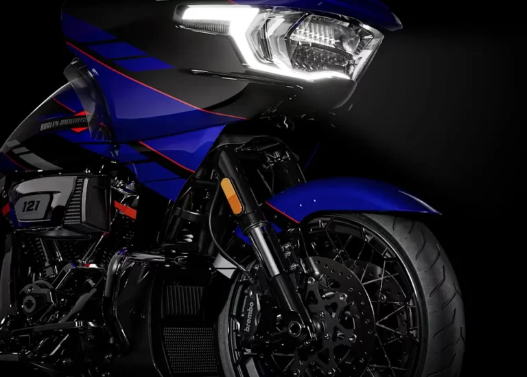 Detailaufnahme eines modernen Harley-Davidson Motorrads in auffälligem Blau und Schwarz mit sportlichem Design und leistungsstarker Beleuchtung.
