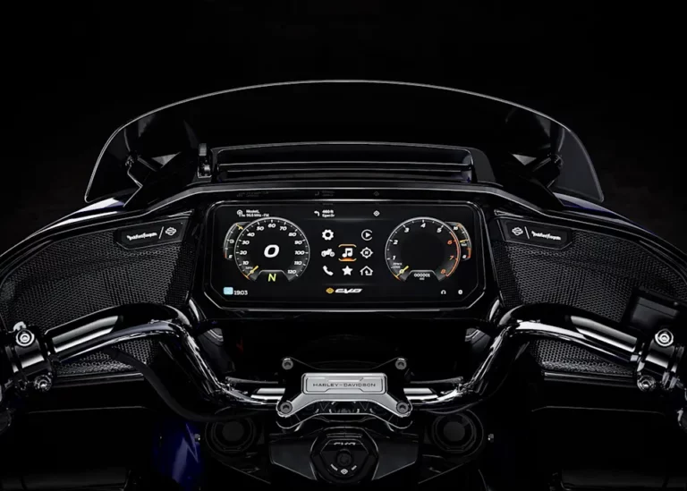 Das digitale Cockpit eines Harley-Davidson Motorrads mit modernem Display und Steuerungselementen.