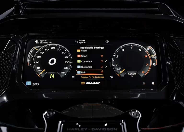 Das digitale Cockpit einer Harley-Davidson zeigt die verschiedenen Fahrmodi wie Road, Sport und Rain sowie wichtige Informationen wie Geschwindigkeit und RPM.