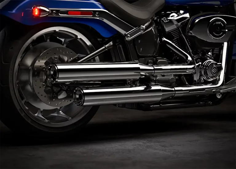 Detailaufnahme eines Harley-Davidson Motorrads mit glänzenden Auspuffanlagen und sportlichem Design, ideal für Motorradliebhaber und Zubehörkäufer.