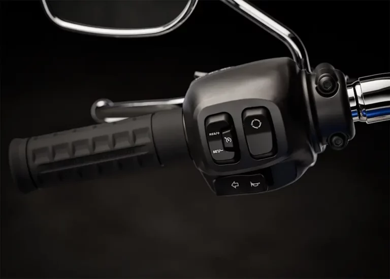 Detailaufnahme eines Harley-Davidson Motorradlenkers mit Bedienelementen und Griff.