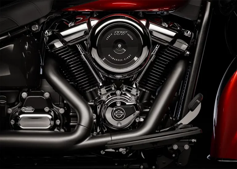 Detailaufnahme eines leistungsstarken Harley-Davidson Milwaukee-Eight 117 Motors, der in einem modernen Motorrad verbaut ist.