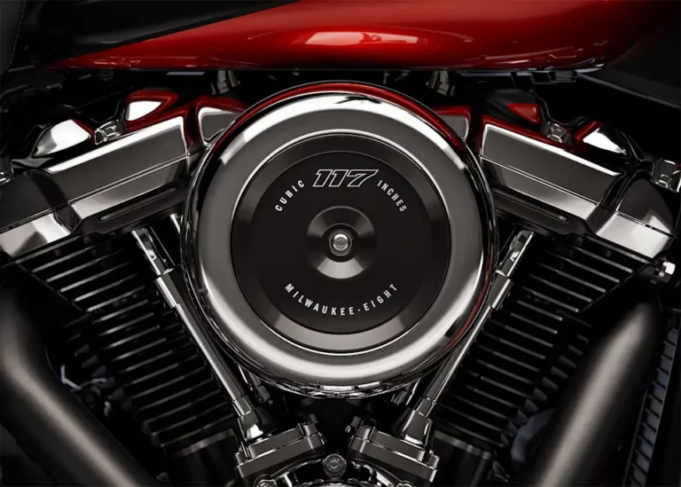 Detailaufnahme des Milwaukee-Eight 117 Motors einer Harley-Davidson, der für seine hohe Leistung und markante Optik bekannt ist.