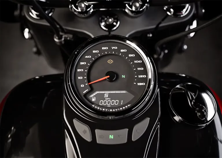 Das Bild zeigt das Tachometer einer Harley-Davidson mit Geschwindigkeits- und Kilometeranzeige in einem eleganten, schwarzen Design.