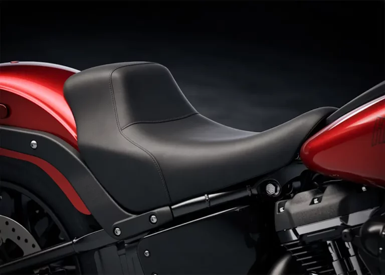 Detailaufnahme eines schwarzen Motorrad-Sitzes auf einer roten Harley-Davidson, ideal für Komfort und Stil beim Fahren.
