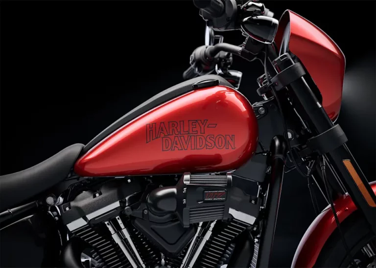 Detailaufnahme eines roten Harley-Davidson Motorrads mit markantem Tankdesign und hochwertiger Ausstattung.
