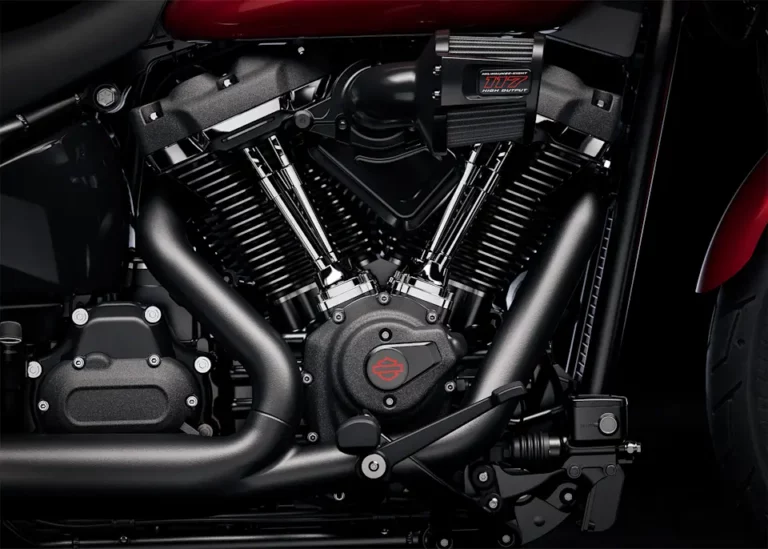 Detailaufnahme eines leistungsstarken Harley-Davidson-Motors mit schwarzem Finish und charakteristischen Bauteilen.