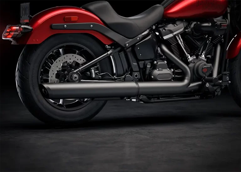 Detailaufnahme eines Harley-Davidson Motorrads mit rotem Lack und schwarzem Auspuff.