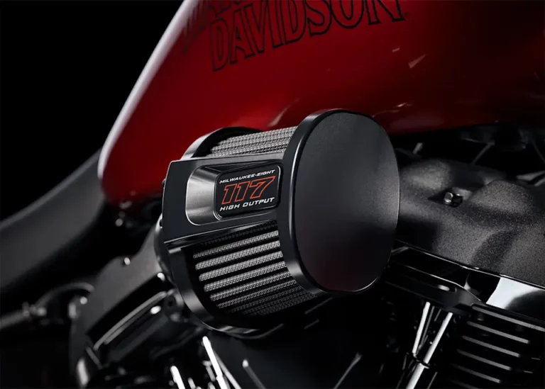Detailansicht des Milwaukee-Eight 117 High Output Motors einer Harley-Davidson mit sportlichem Luftfilter.