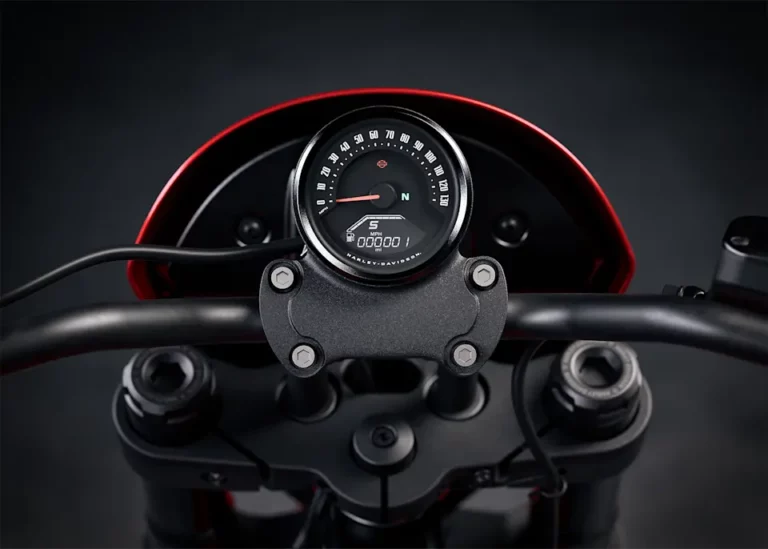 Detailaufnahme des Tachometers einer Harley-Davidson mit schwarzem und rotem Design, der Geschwindigkeit und Kilometerstand anzeigt.