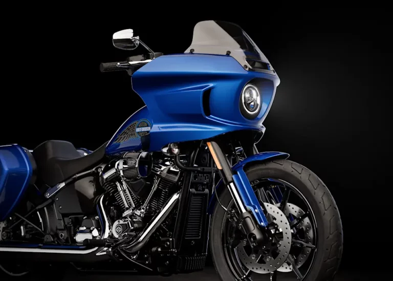 Eine blaue Harley-Davidson-Motorrad mit modernem Design und sportlicher Frontansicht auf schwarzem Hintergrund.