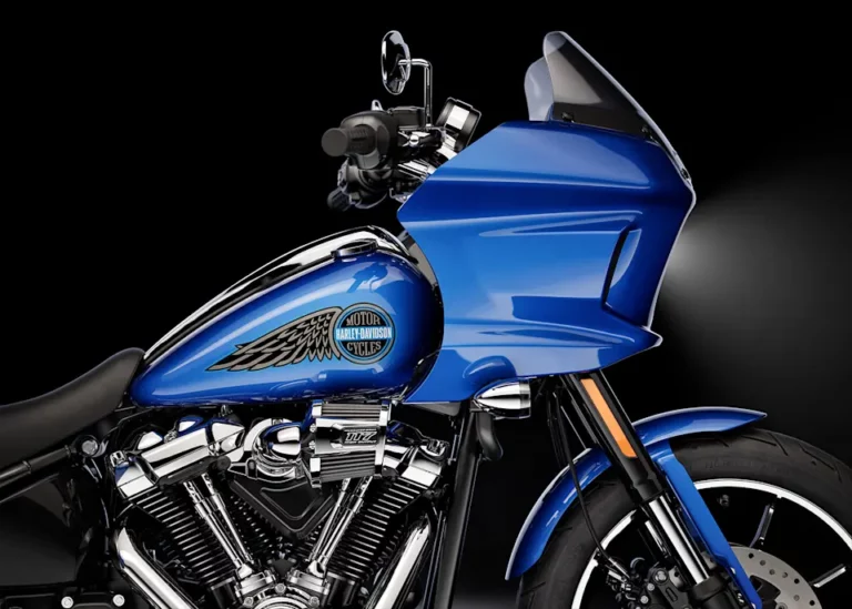 Detailaufnahme eines blauen Harley-Davidson Motorrads mit glänzendem Tank und sportlichem Design, ideal für Motorradliebhaber und Fans von American Bikes.
