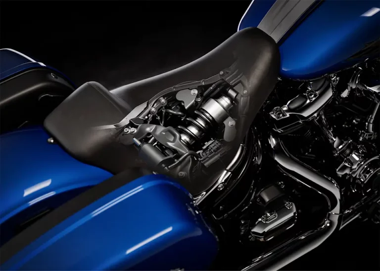 Detailansicht eines blauen Harley-Davidson Motorrads mit sichtbarem Motor und Sitzkonstruktion.
