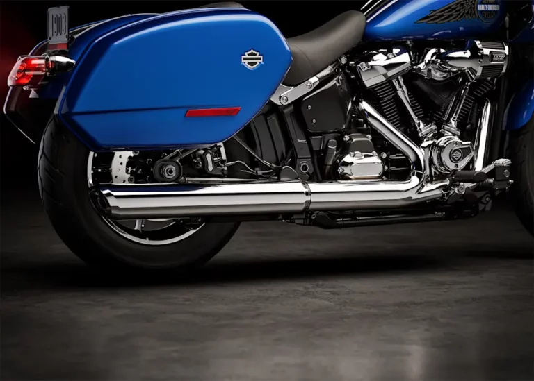 Detailaufnahme eines blauen Harley-Davidson Motorrads mit glänzendem Auspuff und stilvollem Design, ideal für Motorradliebhaber und Fans von American Bikes.