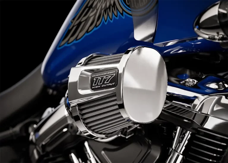 Detailaufnahme eines Harley-Davidson Milwaukee-Eight 117 High Output Luftfilters auf einem stilvollen Motorrad mit blauem Lack.
