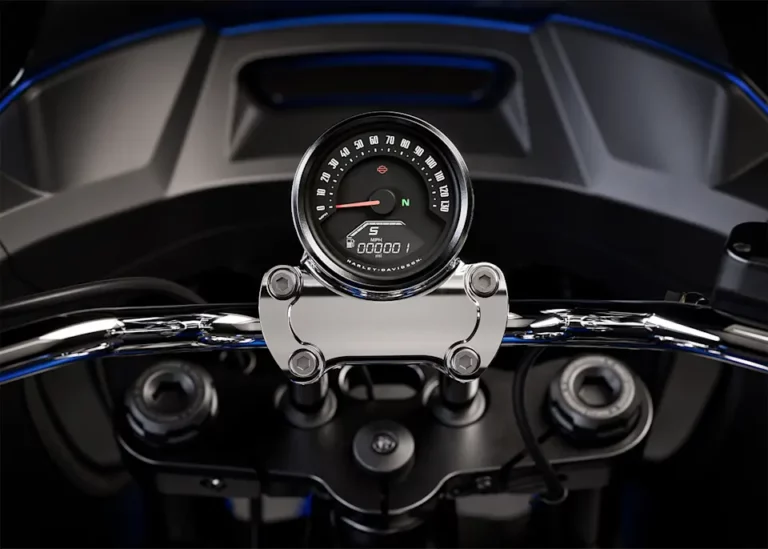 Detailaufnahme eines Harley-Davidson-Tachometers mit Geschwindigkeitsanzeige und neutraler Anzeige auf einem Motorradlenker.