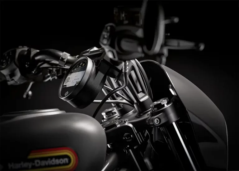 Detailaufnahme eines modernen Harley-Davidson Motorrads mit Fokus auf das digitale Display und den Lenker.