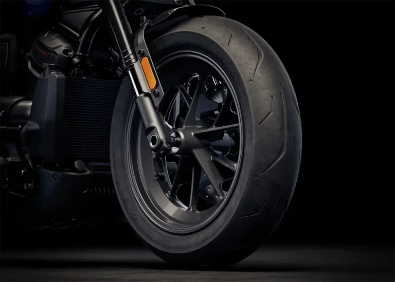 Detailaufnahme eines Harley-Davidson Motorrads mit einem modernen, sportlichen Hinterrad und einer schwarzen Felge.