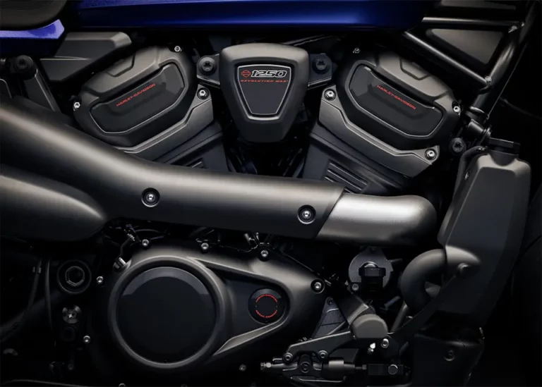 Detailaufnahme des leistungsstarken Harley-Davidson 1250-Motors mit schwarzem Gehäuse und markanten Komponenten.