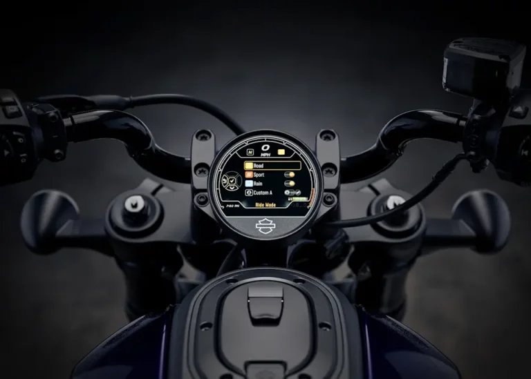 Das Bild zeigt das digitale Cockpit eines Harley-Davidson Motorrads mit verschiedenen Fahrmodi und Geschwindigkeitsanzeigen.