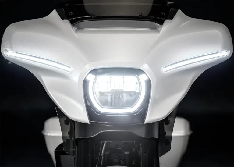 Detailaufnahme des vorderen Teils eines weißen Harley-Davidson Motorrads mit modernem Scheinwerfer und LED-Leuchten.