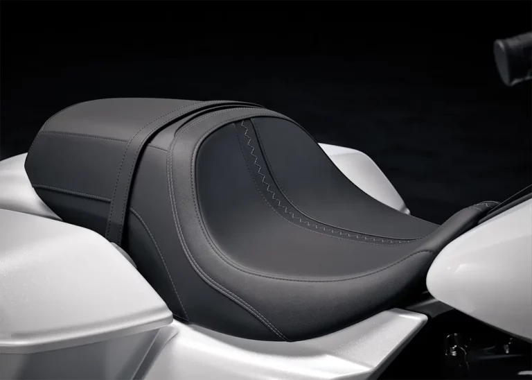 Detailaufnahme eines komfortablen, schwarzen Motorradsitzes für Harley-Davidson Modelle, ideal für lange Fahrten und optimalen Fahrkomfort.