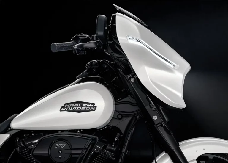 Detailaufnahme eines modernen Harley-Davidson Motorrads mit elegantem, silbernem Tank und sportlichem Design.
