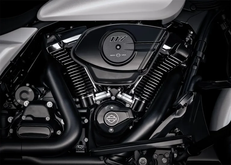 Detailaufnahme des leistungsstarken 117 Kubik-Zoll Motors einer Harley-Davidson mit glänzenden und matten Oberflächen in Schwarz und Silber.