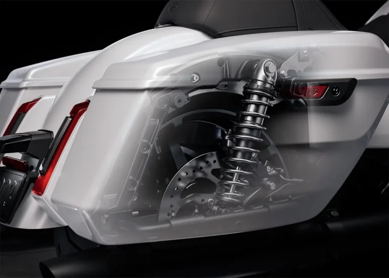 Detailansicht der Hinterradaufhängung und Bremsanlage eines Harley-Davidson Motorrads, die die hochwertige Technik und das Design hervorhebt.