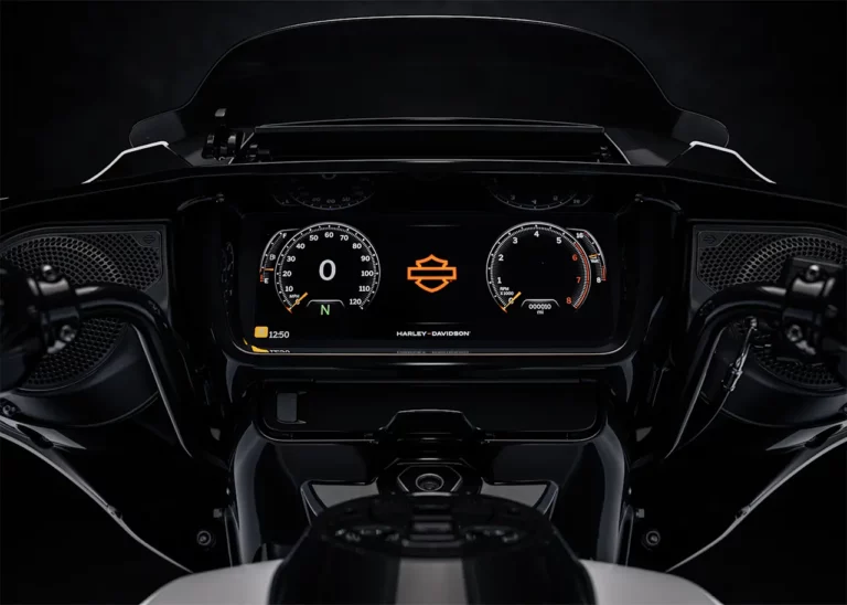 Das digitale Cockpit einer Harley-Davidson zeigt Geschwindigkeits- und Drehzahlmesser sowie die aktuelle Uhrzeit.