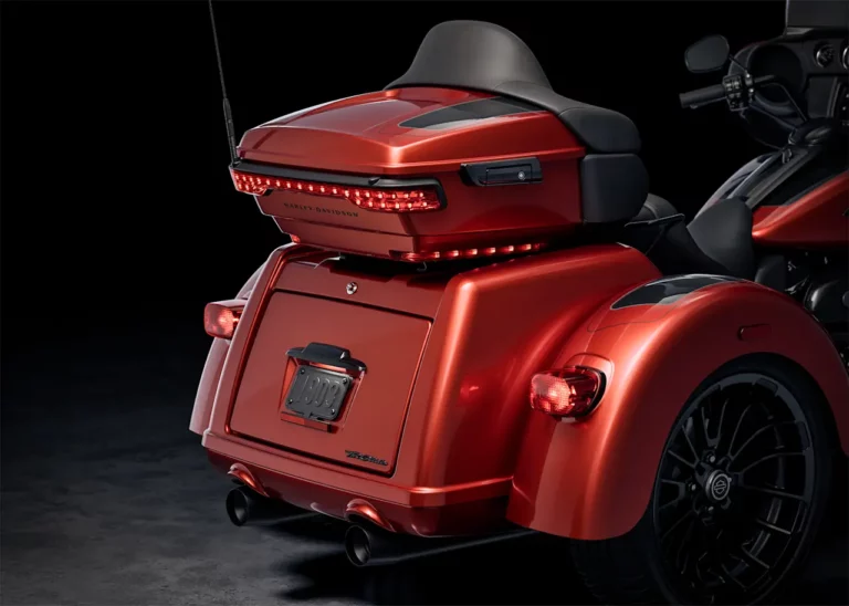 Ein rotes Harley-Davidson-Motorrad mit einem eleganten Rücklicht und markantem Design, ideal für Biker, die Stil und Leistung schätzen.
