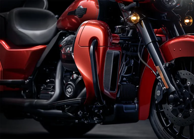Detailaufnahme eines roten Harley-Davidson Motorrads, die den Motor und die Vorderachse zeigt.
