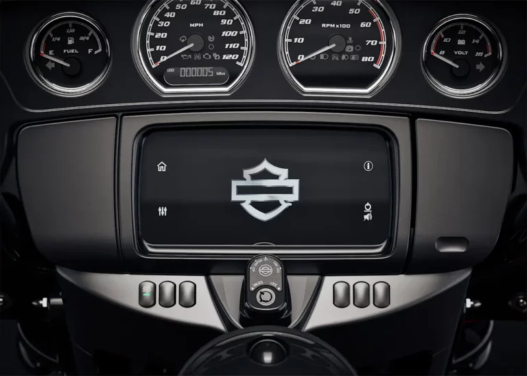 Das Cockpit einer Harley-Davidson mit modernen Instrumenten, digitalen Anzeigen und einem zentralen Display mit dem Harley-Logo.