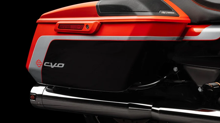 CVO-Street-Glide-2024_Design_Harley-Davidson (5) CVO Street Glide 2024 - Detailaufnahme Koffer seitlich