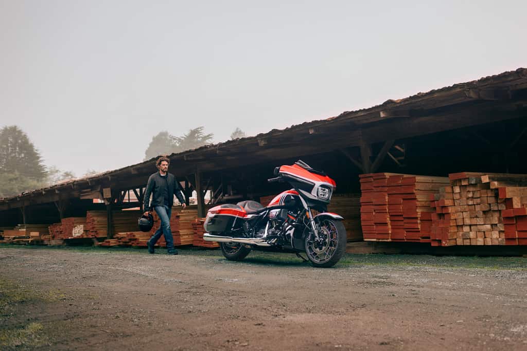 CVO Street Glide 2024 Legendary Orange vor Holzlager