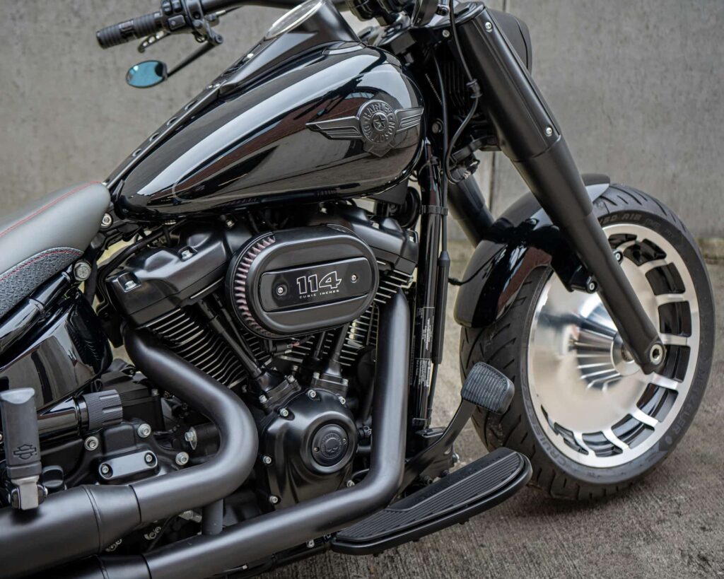 Detailaufnahme eines Harley-Davidson Motorrads mit einem 114 c.i. Motor und sportlichem Design, ideal für Motorradliebhaber.