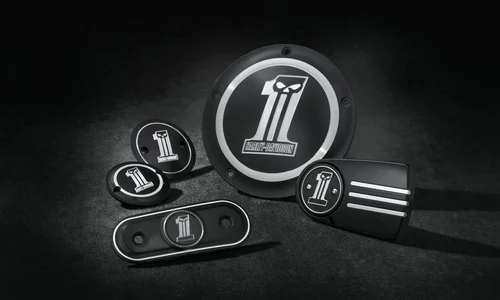Verschiedene Harley-Davidson Zubehörteile mit dem charakteristischen Logo auf schwarzem Hintergrund.
