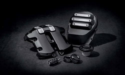 Hochwertige Harley-Davidson Motorabdeckungen und Zubehörteile auf schwarzem Hintergrund.