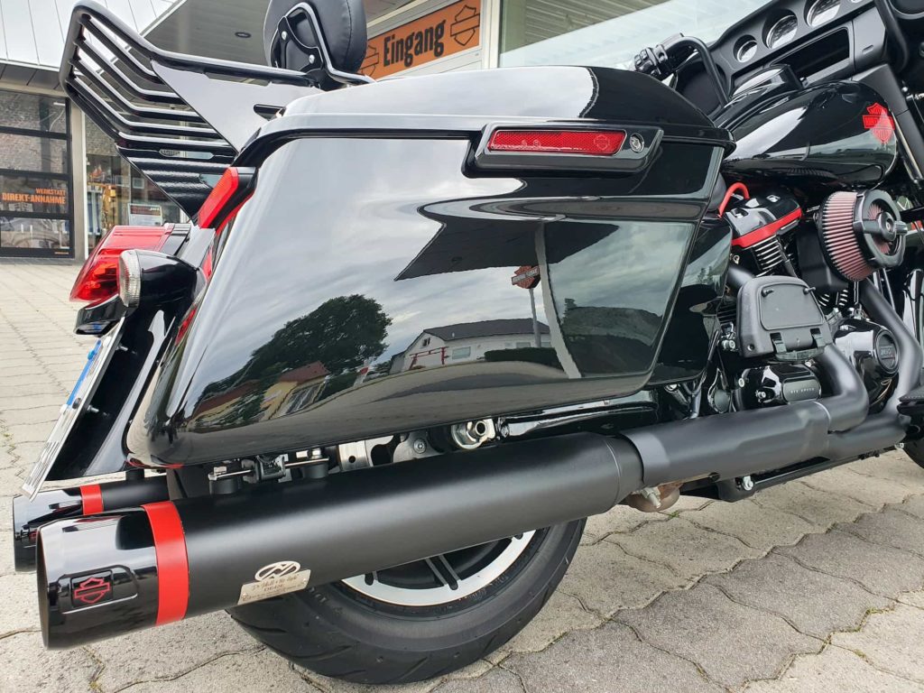Harley-Davidson Electra Glide Standard - Umbau 2020 Detailansicht Auspuff und Koffer