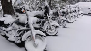 Harley-Davidson Motorräder geparkt und mit Schnee bedeckt