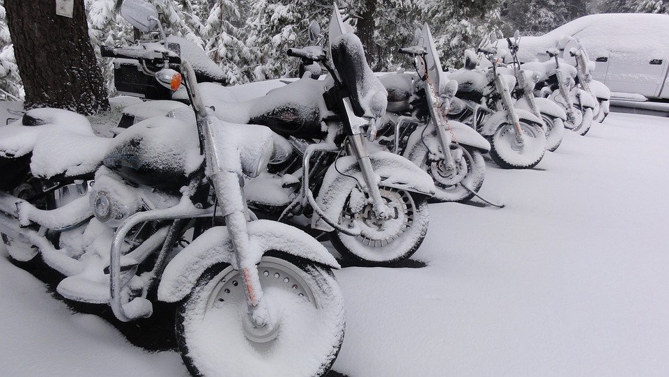 Harley-Davidson Motorräder geparkt und mit Schnee bedeckt