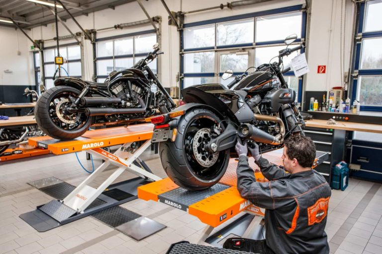 Harley-Davidson Bremen - Werkstatt Techniker bei der Arbeit