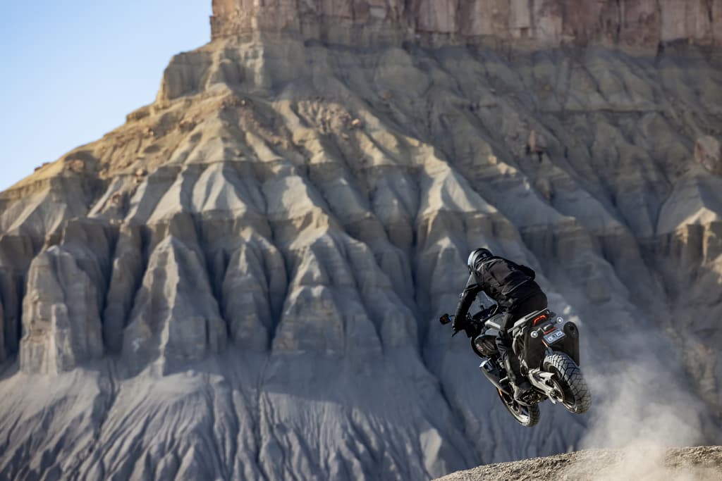Harley-Davidson Pan America Standard - In der Wüste beim Sprung