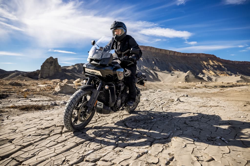 Harley-Davidson Pan America - im amerikanischen Gelände auf ausgetrocknetem Boden