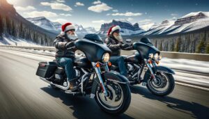 Zwei Biker mit Weihnachtsmützen fahren auf Harley-Davidson Motorrädern durch eine winterliche Landschaft mit schneebedeckten Bergen im Hintergrund.