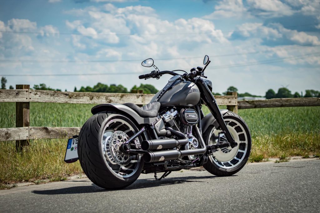 Harley-Davidson Fat Boy 2021 - Custombike Seitanansicht rechts hinten
